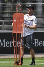 Coach Sebastian Hoeneß VfB Stuttgart holds training dummy, free-kick dummy, free-kick training