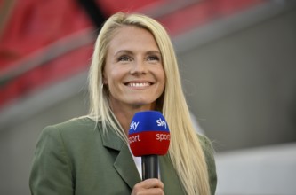 SKY TV expert, presenter, Julia Simic, portrait, blonde, smiles, in an interview, microphone,