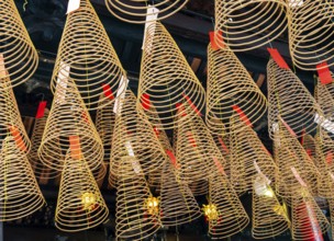Hanging spiral incense sticks, Thien Hau Pagoda, Saigon Chinatown, Ho Chi Minh City, Vietnam, Asia