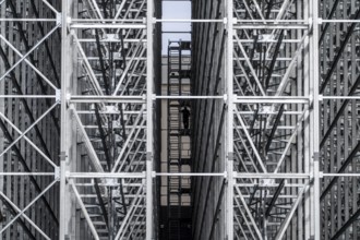 Construction of a high-bay warehouse, storage system for high space utilisation, in steel