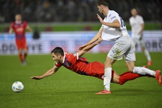 tackle, action foul shirt pulling, Anton Stach TSG 1899 Hoffenheim (16) v Marvin Pieringer 1. FC