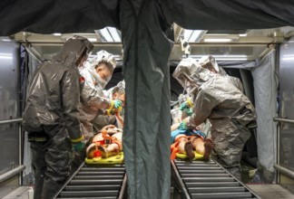 Decontamination of injured persons after an assumed accident involving hazardous substances, fire