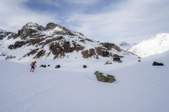 Skier on the descent to the Grialetschhütte mountain hut in winter, Grisons Haute Route, Albula