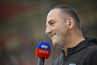 Coach Frank Schmidt 1. FC Heidenheim 1846 FCH Portrait in interview Microphone Microphone Logo SKY
