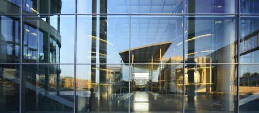 The Marie-Elisabeth-Lüders-Haus is reflected in the façade of the Paul-Löbe-Haus, functional