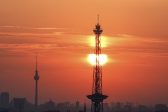 Sunrise in Berlin, Radio Tower, Television Tower, 06.09.2024, Berlin, Berlin, Germany, Europe