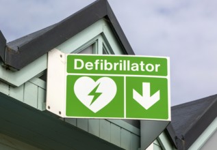 Defibrillator sign on beach hut, The Esplanade, Lowestoft, Suffolk, England, UK