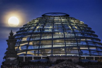 Full moon on the dome of the Reichstag, 16 October 2024, Berlin, Berlin, Germany, Europe