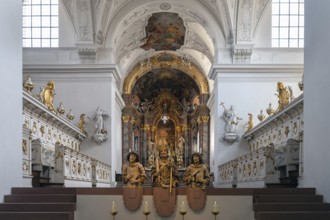 View of the chancel, in front statues of Bishop Kilian, centre, with Kolonat and Totnan in St.