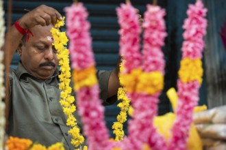 Flower seller, flower garlands, blossoms, Alappuzha or Alleppy, Kerala, India, Asia