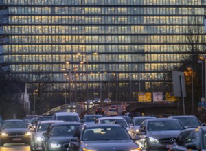 City centre traffic, Danziger Straße, B8, Düsseldorf, high-rise office building, evening traffic,