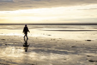 Beach walk on the North Sea, Sankt-Peter-Ording, Schleswig-Holstein, Germany, Europe