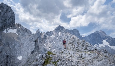 Mountaineer on the Jubiläumsgrat between Zugspitze and Alpspitze, high mountains, Wetterstein