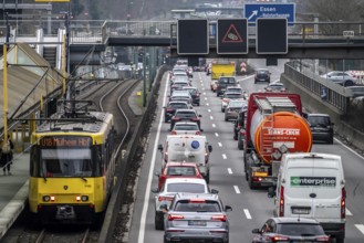 Traffic jam on the A40 motorway, in both directions, underground U18 in the middle lane, Friday,