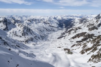 View from the summit of Piz Grialetsch in winter, mountain panorama with Dürrboden valley and view