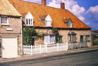 Dorfhäuser in der High Street, Swinstead, Lincolnshire, England, UK 31. August 1970