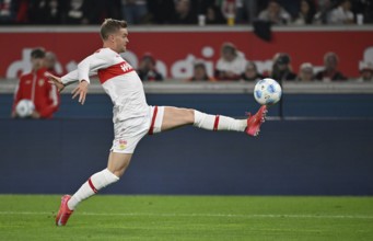 Maximilian Mittelstädt VfB Stuttgart (07) artistic on the ball MHPArena, MHP Arena Stuttgart,