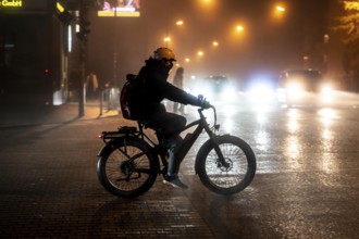 Cyclist, darkness, inner city traffic, fog, autumn, winter, evening traffic, North