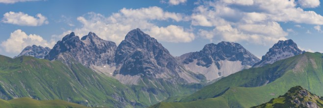 Mountain panorama from the Kanzelwand, 2224m, to Öfnerspitze, 2576m, Großer Krottenkopf, 2656m and
