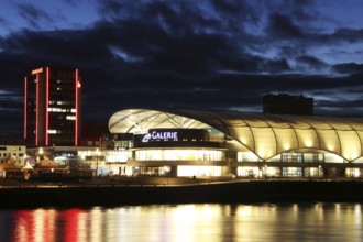 The Rheingalerie Ludwigshafen photographed from Mannheim, with the Rhine in the foreground