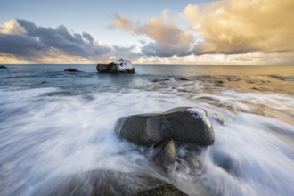 Rocks on the beach at Uttakleiv, Vestvågøya, Lofoten, Norway, Europe