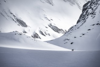 Dramatic atmosphere, Ski tourers in the vast landscape, Snow-covered mountain landscape, Bernese