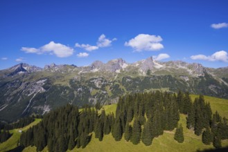 Mountain range with the three Schafalpenkoepfe, Fiderescharte, 2214m, and Rossgundkopf, 2139m,