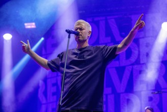 Johannes Strate, singer of Revolverheld live at the Potsdamer Stadtwerkefest, 13.07.2024