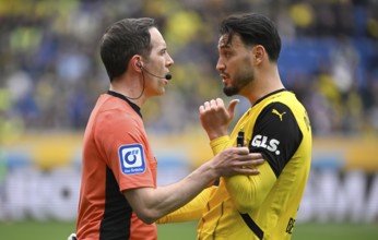 Referee Benjamin Brand in discussion with Ramy Bensebaini Borussia Dortmund BVB (05) Gesture
