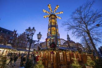 Large Christmas pyramid at the Christmas market on the market square, Lüneburg, Lower Saxony,