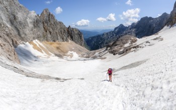 Mountaineer on a snowfield, mountain basin with glacier remnant of the Höllentalferner, Höllental,