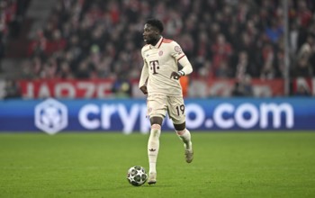 Alphonso Davies Bayern FC Munich FCB (19) Action on the ball perimeter advertising CRYPTOCOM UEFA