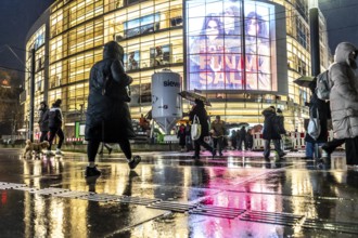 Schadowstraße, city centre, shopping street, pedestrian zone, winter, rainy weather, P&C clothing