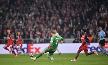 Goalkeeper Manuel Neuer FC Bayern Muenchen FCB (01) Action gives the libero Jeremie Frimpong Bayer