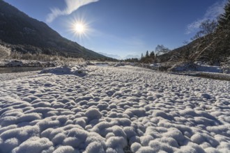 Snow-covered riverbed, river, winter, sunbeams, backlight, Isar, Wetterstein mountains in the