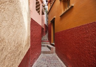 Guanajuato, famous Alley of the Kiss (Callejon del Beso)