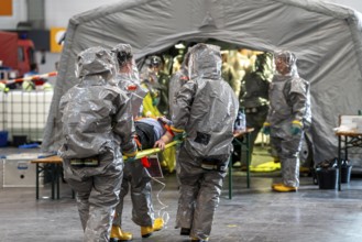Decontamination of injured persons after an assumed accident involving hazardous substances, fire