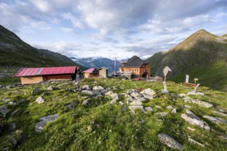 Mountain hut Lasörlinghütte in the evening light, mountain landscape, Lasörlinggruppe, Hohe Tauern,
