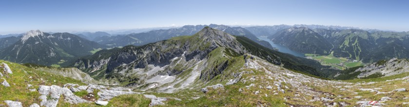 Panorama, summit ridge of the Unnütz, behind Achensee and summit of the Seekarspitze Unnütz