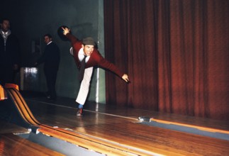 Mann beim Ten-Pin-Bowling, England, UK 1962