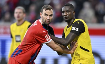 One-on-one, action Benedikt Gimber 1. FC Heidenheim 1846 FCH (05) against Serhou Guirassy Borussia