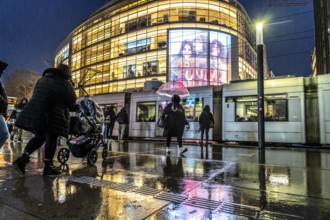 Schadowstraße, city centre, shopping street, pedestrian zone, winter, rainy weather, P&C clothing