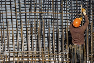 Essen, North Rhine-Westphalia, Germany, construction industry, construction workers working on a