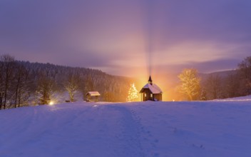 Christmas at the chapel on the path, snow-covered and illuminated Christmas tree, Oberlochmühle,