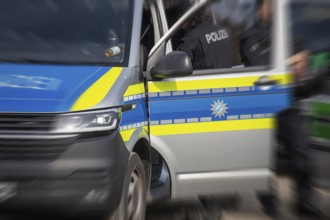 Police operation in Bavaria: Police officers and police vehicles in Bavaria (symbolic image police