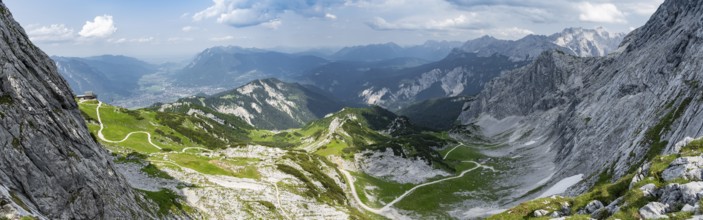 Alpine panorama, Osterfelderkopf and Wetterstein mountains near Garmisch-Patenkirchen, Bavaria,