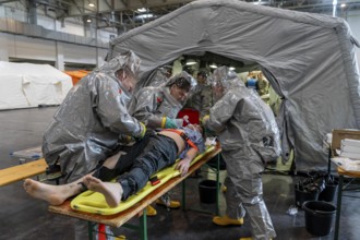 Decontamination of injured persons after an assumed accident involving hazardous substances, fire