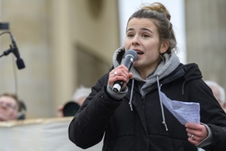 Luisa Neubauer speaks at the Fridays for Future climate strike. Brandenburg Tor, Berlin, 14