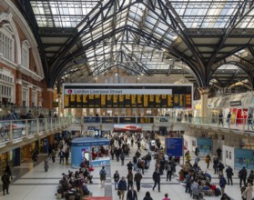 Concourse busy with passengers, Liverpool Street railway station, London, England, UK