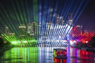 A spectacular light show at the Flößerbrücke in Frankfurt am Main puts spectators in the mood for